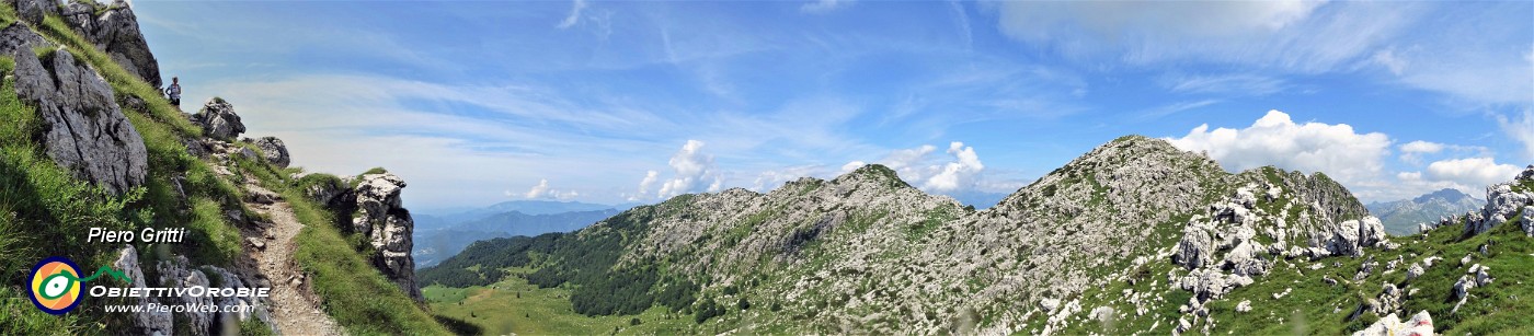 46 Sotto di noi la conca pascoliva delle Baite d'Alben.jpg